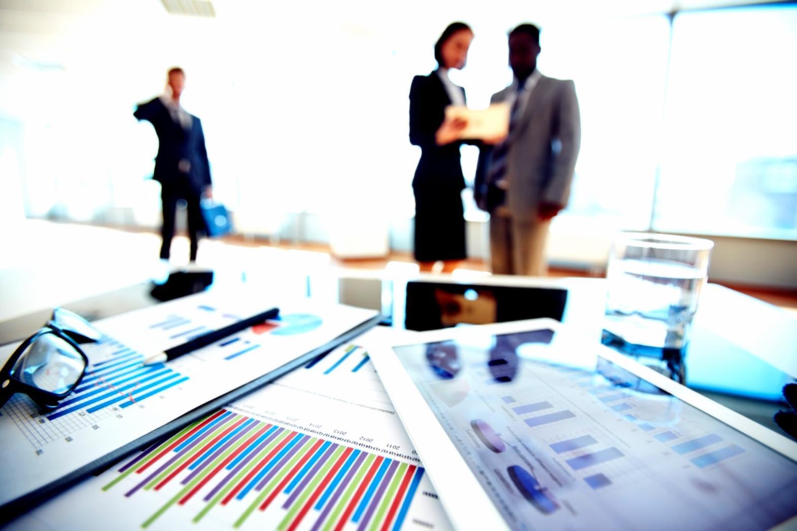 Finanzanalyst arbeitet an Budgetabweichungsberichten